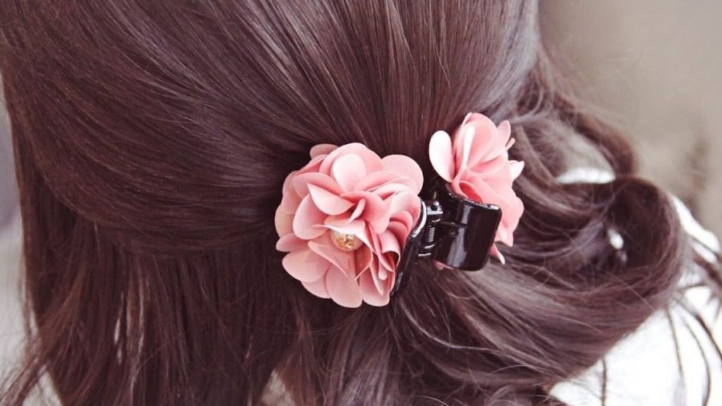 Cách búi tóc ngang vai bằng kẹp càng cua