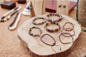 Xem ngay hướng dẫn làm vòng tay handmade bằng chỉ thêu tại nhà cực đơn giản và xinh xắn.