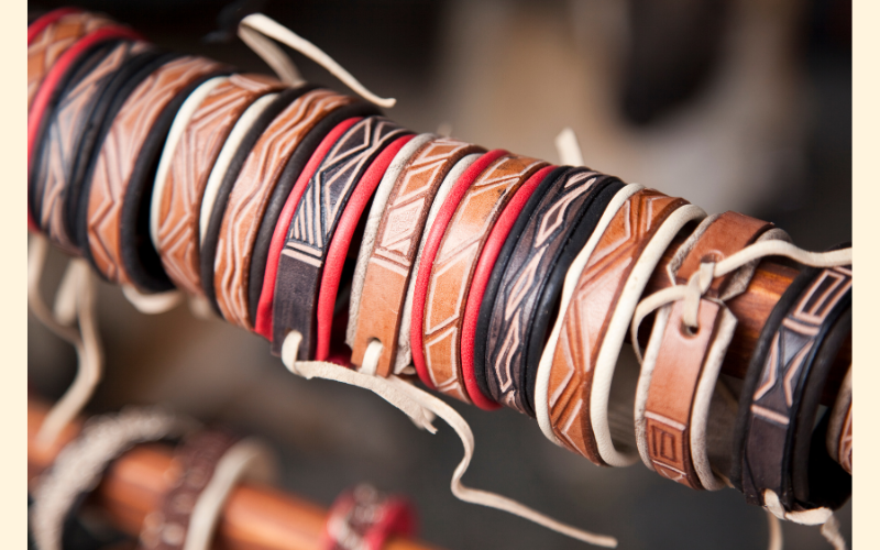 VÒng tay handmade dây da tinh xảo, tỉ mỉ, kì công.